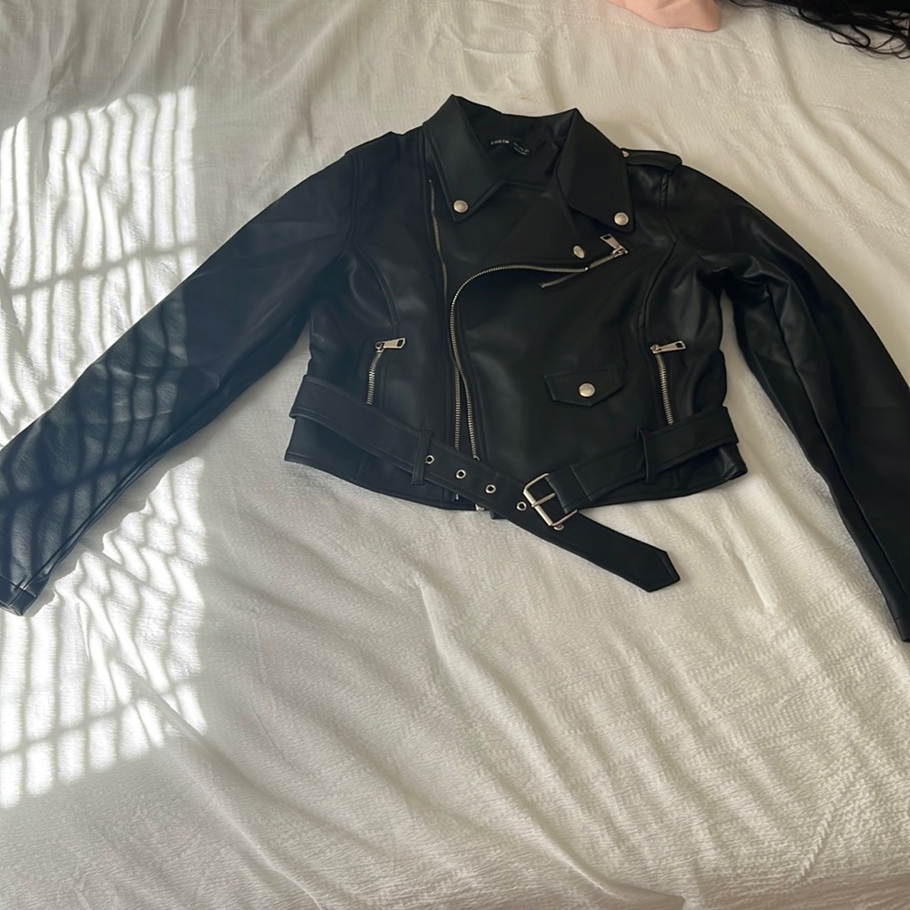 Black leather jacket sz M but fits like a smedium